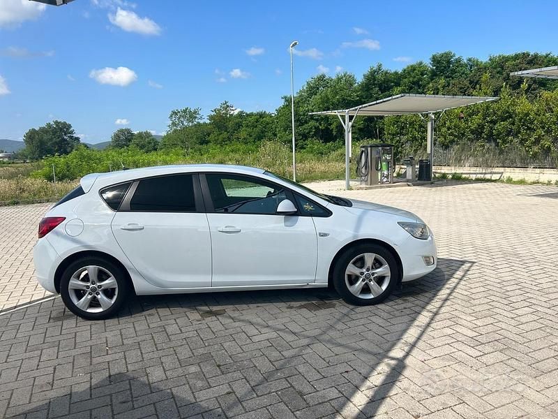 Usata Opel Astra 110 CV (80 kW) 2012 Bianco Berlina