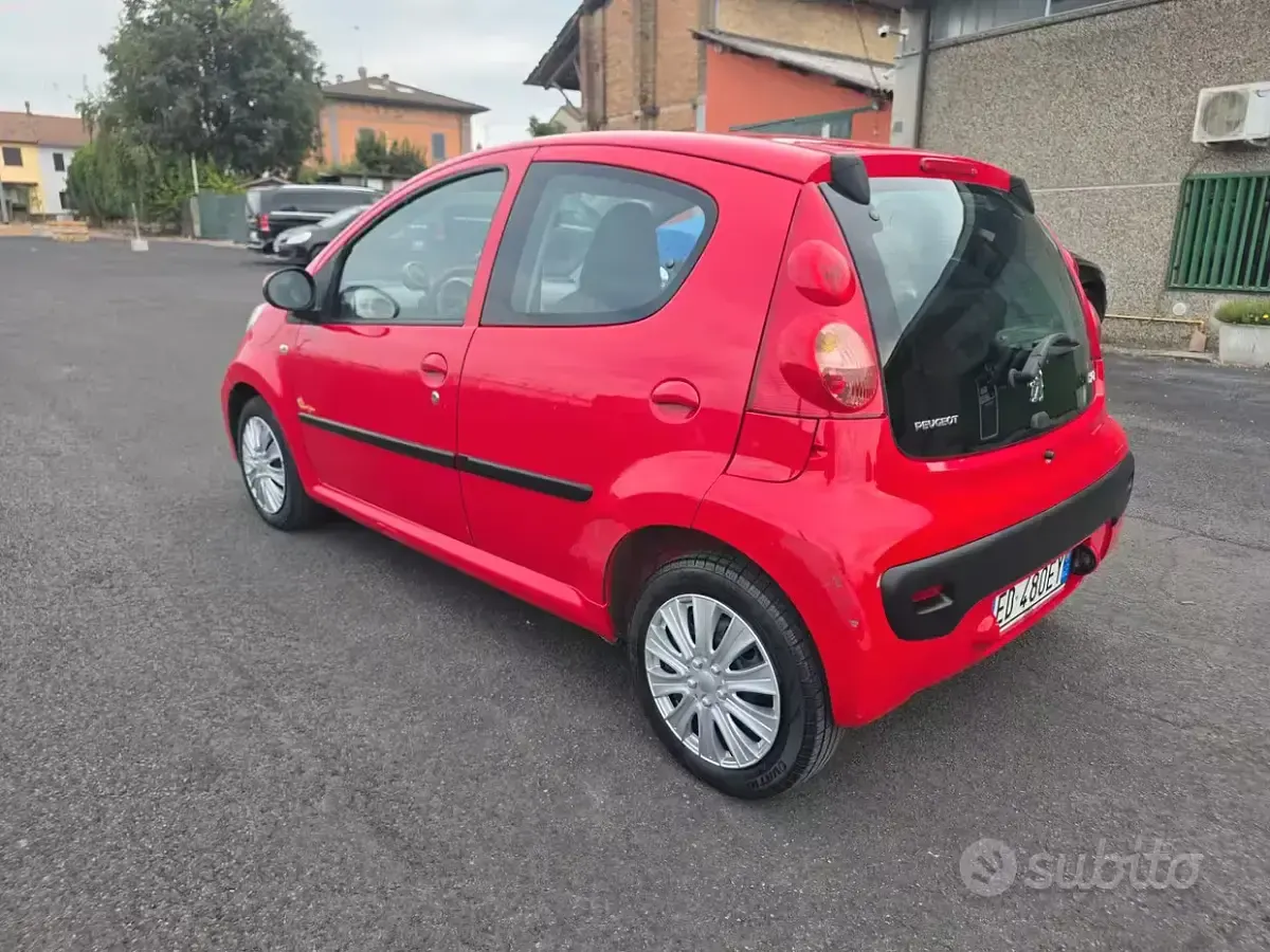 Usata Peugeot 107 68 CV (50 kW) 2010 Rosso Utilitaria