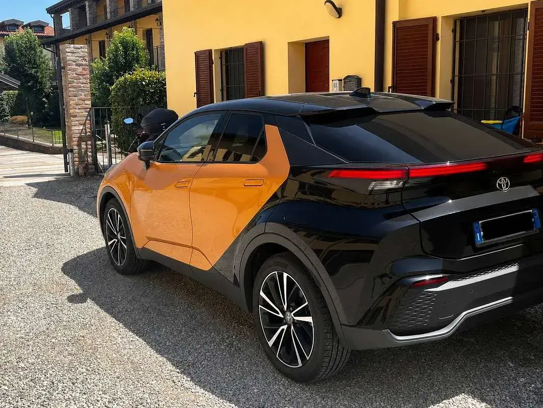 Usata Toyota C-HR Lounge 223 CV (164 kW) 2024 Arancione SUV