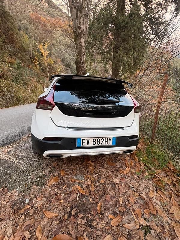 Usata Volvo V40 115 CV (84 kW) 2015 Bianco Utilitaria
