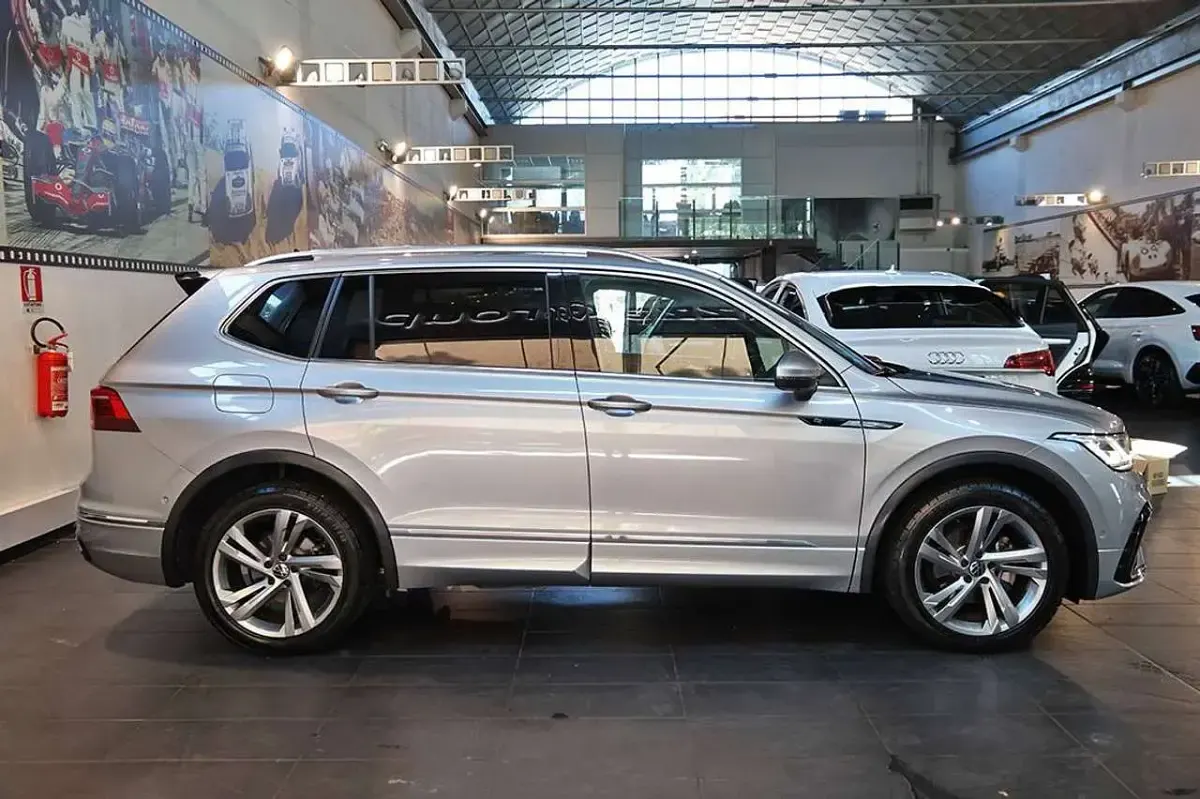 Usata VW Tiguan Allspace R-line 150 CV (110 kW) 2023 Grigio SUV