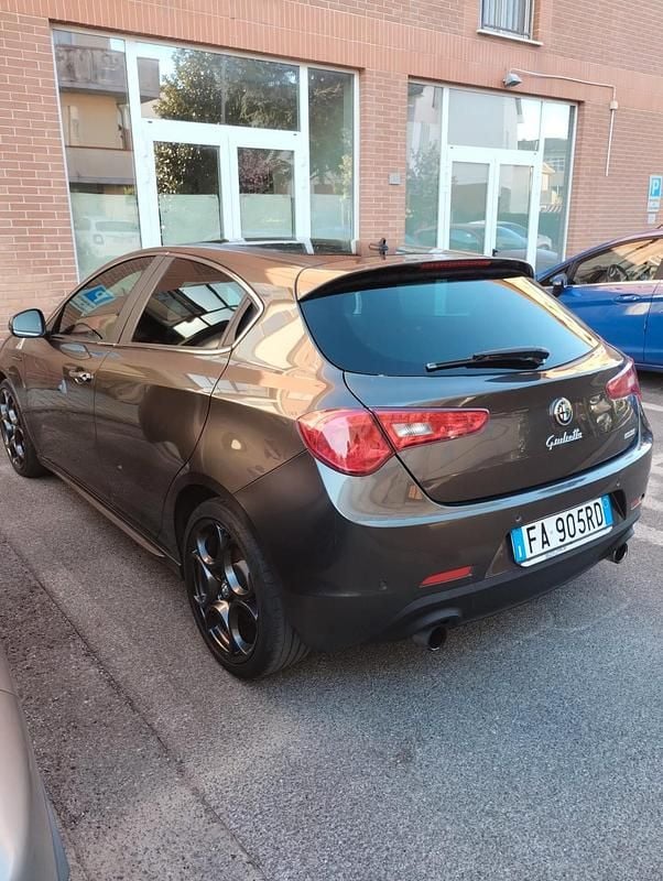 Usata Alfa Romeo Giulietta Quadrifoglio 328 CV (241 kW) 2015 Grigio Utilitaria