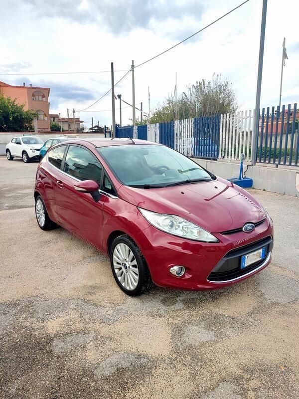 Usata Ford Fiesta Titanium 68 CV (50 kW) 2009 Rosso Utilitaria