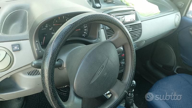 Usata Fiat Punto 80 CV (58 kW) 2000 Verde Utilitaria