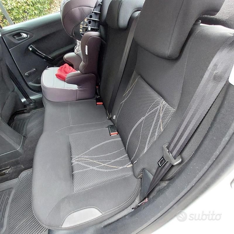 Usata Peugeot 208 Active 68 CV (50 kW) 2014 Bianco Utilitaria