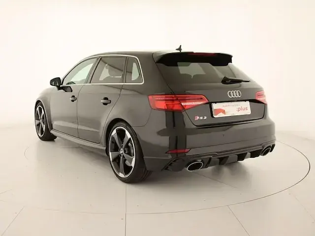 Usata Audi RS3 Sportback Comfort 400 CV (294 kW) 2020 Nero mythos metallizzato Utilitaria