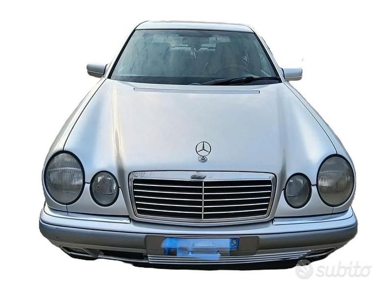 Usata Mercedes E300 Avantgarde 129 CV (94 kW) 1996 Grigio Berlina
