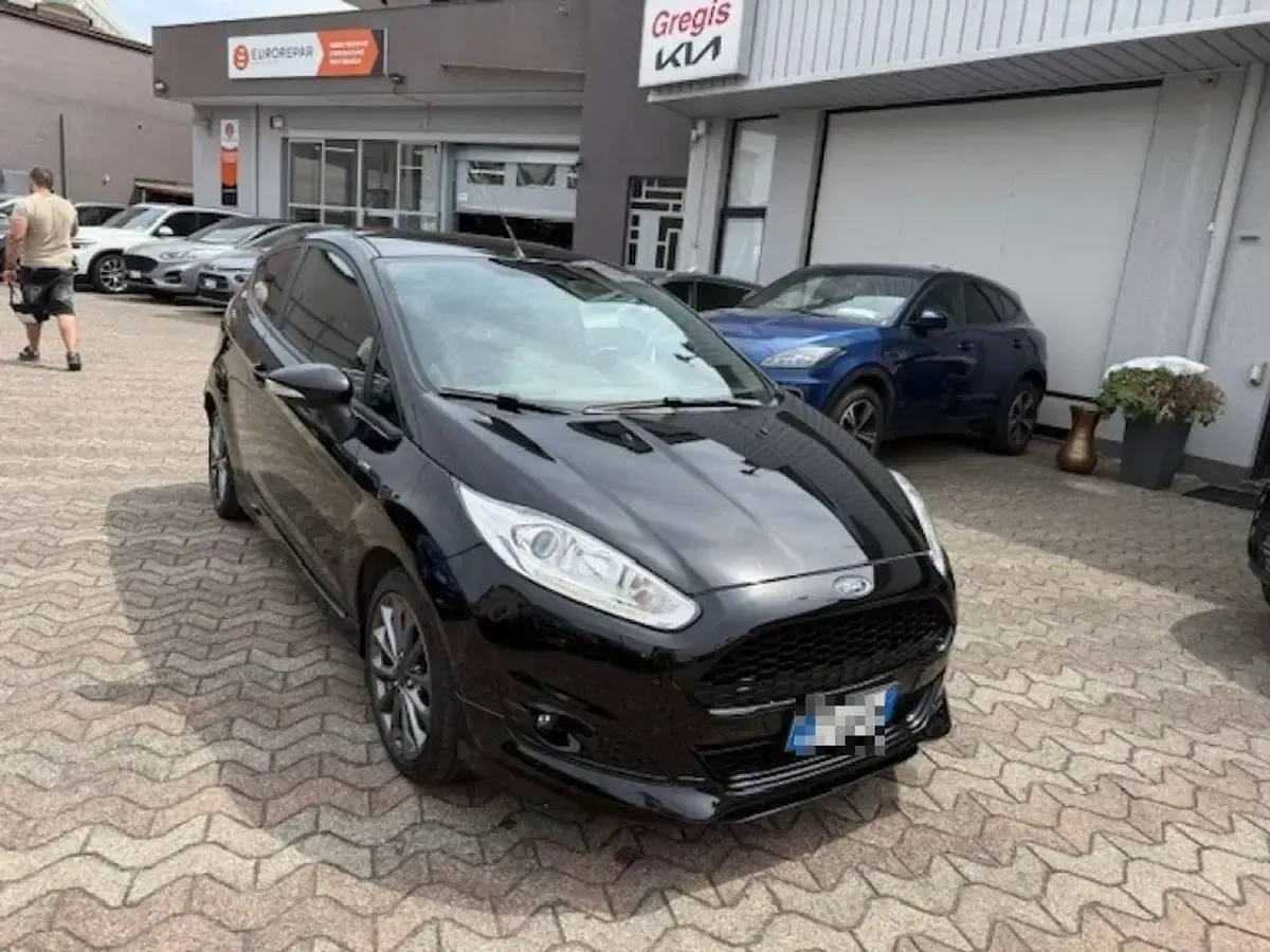 Usata Ford Fiesta ST-Line 75 CV (55 kW) 2017 Nero Utilitaria