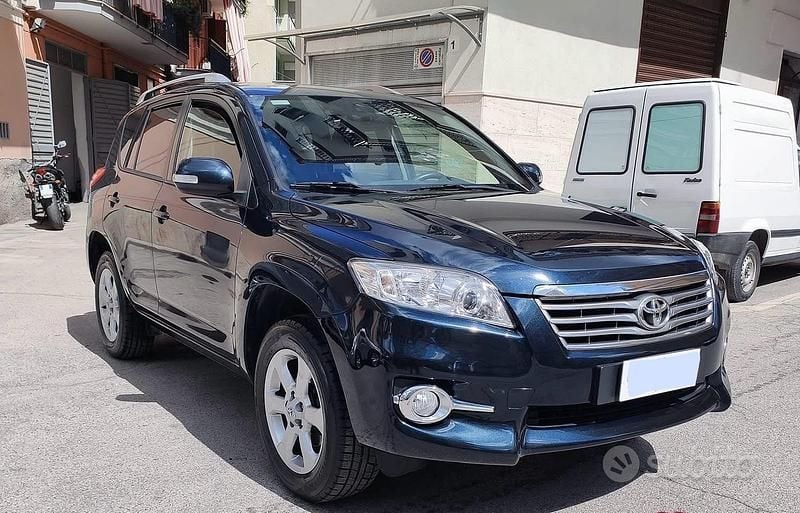 Usata Toyota RAV4 Lounge 150 CV (110 kW) 2011 Blu SUV