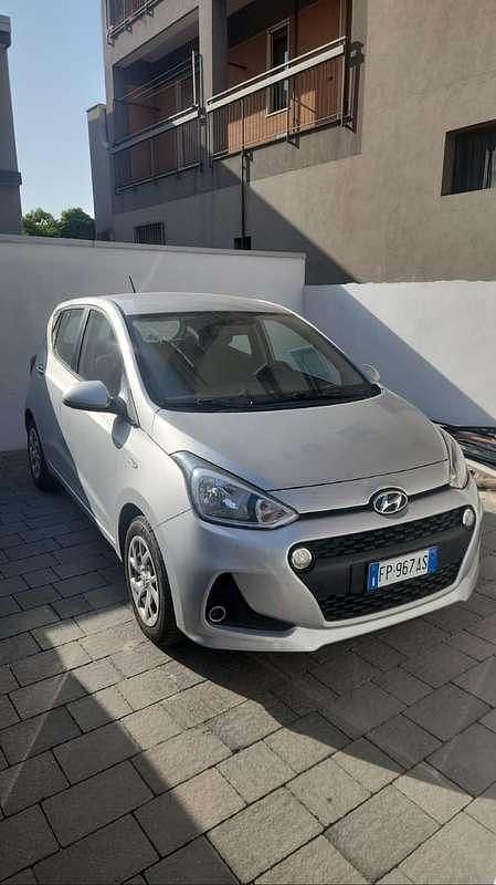 Grigio Usata 2018 Hyundai i10 Due volumi | 7990 € (Super prezzo) - Immagine 1/4