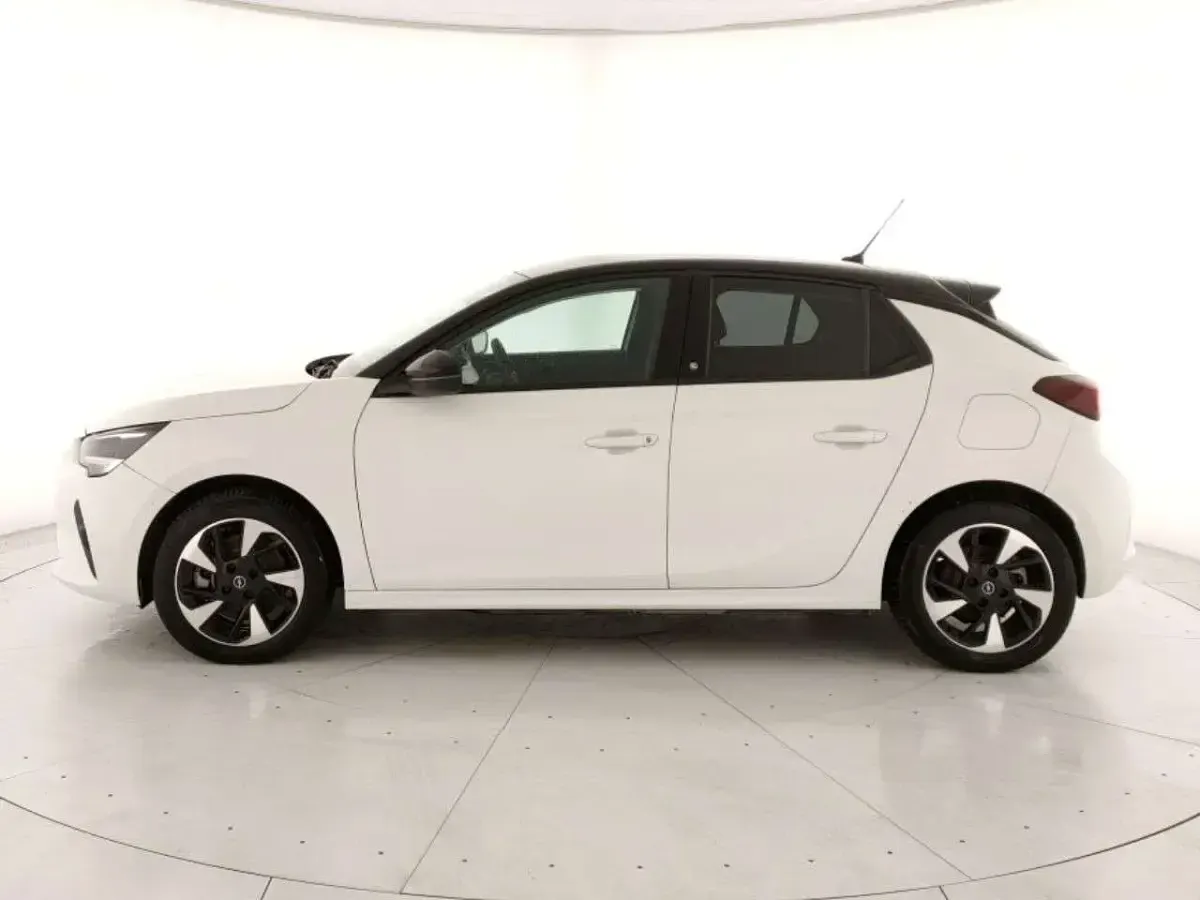 Usata Opel Corsa-e Design & Tech 56 kW (77 CV) 2023 Arktis white Utilitaria
