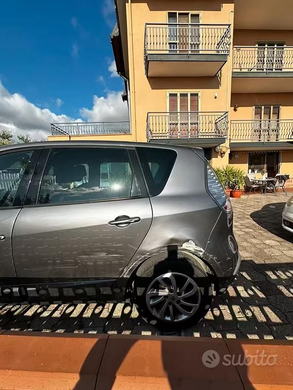 Usata Renault Scénic III 110 CV (80 kW) 2013 Grigio Monovolume