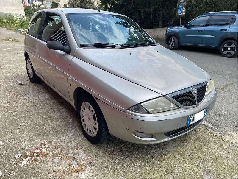 Usata Lancia Ypsilon 60 CV (44 kW) 2002 Argento Utilitaria