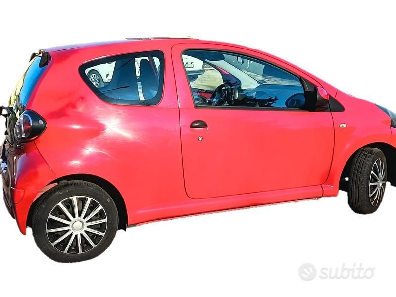 Usata Toyota Aygo Sol 67 CV (49 kW) 2010 Rosso Utilitaria