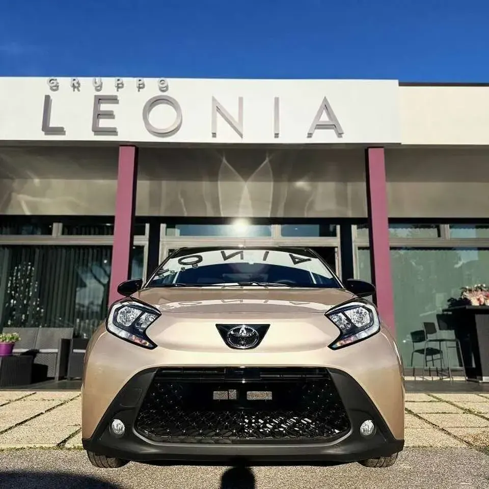 Nuova Toyota Aygo X Team 72 CV (52 kW) 2025 Ginger beige/night sky black SUV