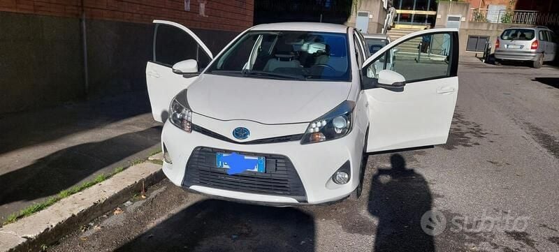 Usata Toyota Yaris Hybrid 75 CV (55 kW) 2013 Bianco Utilitaria
