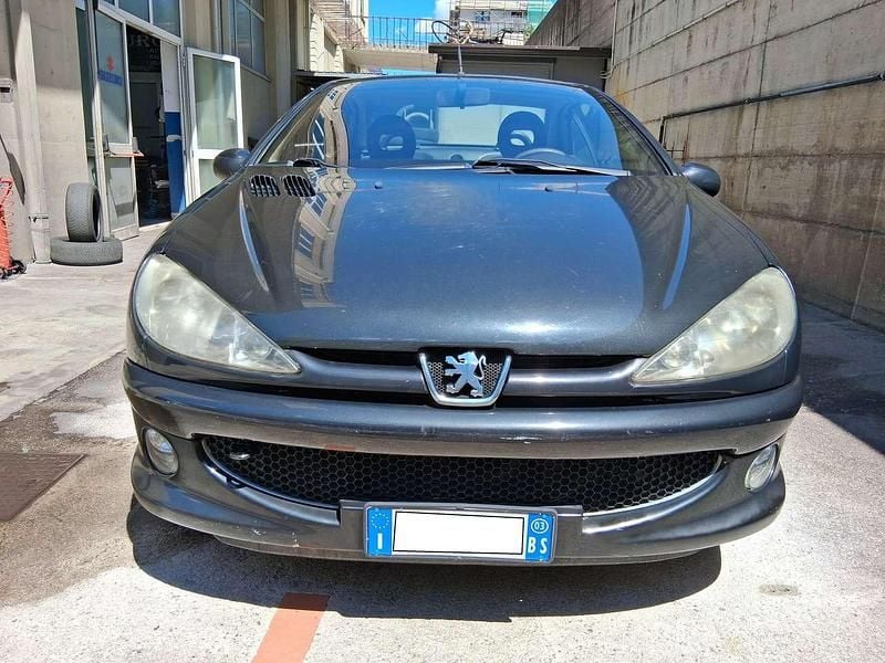 Usata Peugeot 206 CC 109 CV (80 kW) 2003 Nero Cabrio