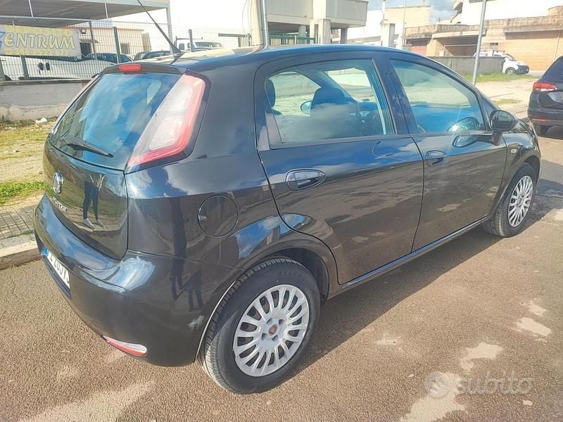 Gebraucht Fiat Punto Easy 95 PS (69 kW) 2013 Schwarz Kleinwagen