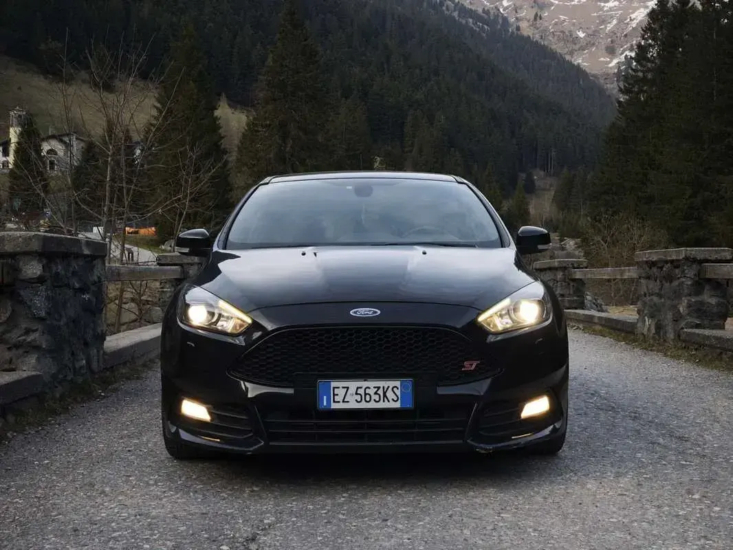 Usata Ford Focus ST 250 CV (183 kW) 2015 Nero Berlina