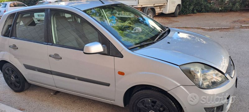 Usata Ford Fiesta 90 CV (66 kW) 2006 Grigio Utilitaria