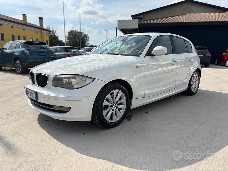 Bianco Usata 2010 BMW 118 Due volumi | 3950 € (Buon prezzo) - Immagine 1/4