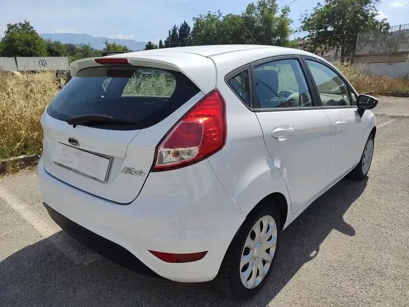Usata Ford Fiesta 80 CV (58 kW) 2013 Bianco Utilitaria