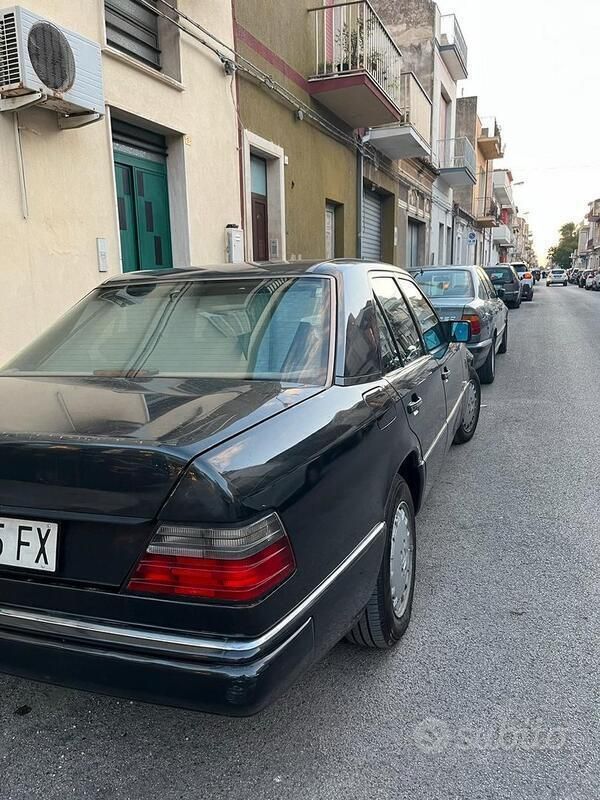 Usata 1991 Mercedes 300 Tre volumi | 5000 € - Immagine 1/4