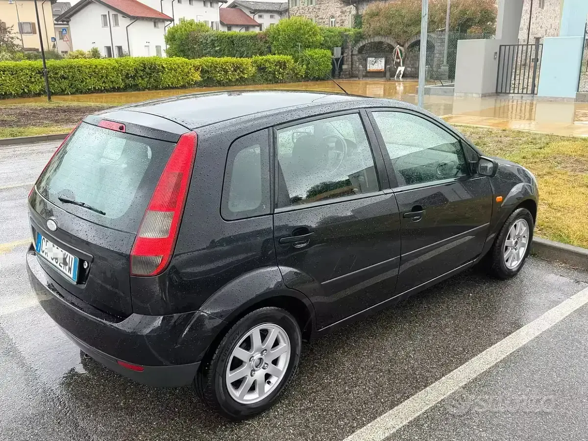 Second-hand Ford Fiesta 75 CP (55 kW) 2004 Negru Hatchback