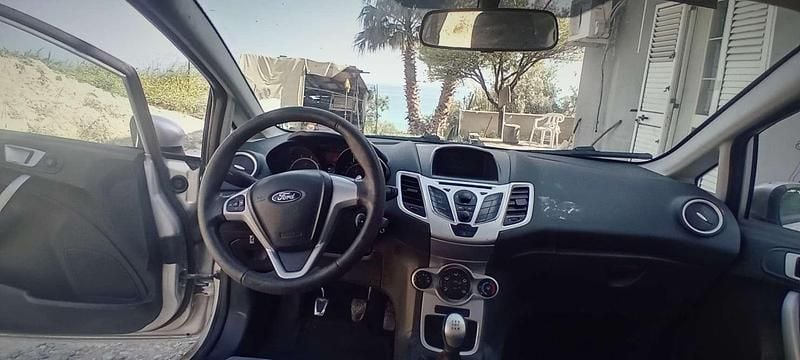 Usata Ford Fiesta 60 CV (44 kW) 2011 Grigio Utilitaria