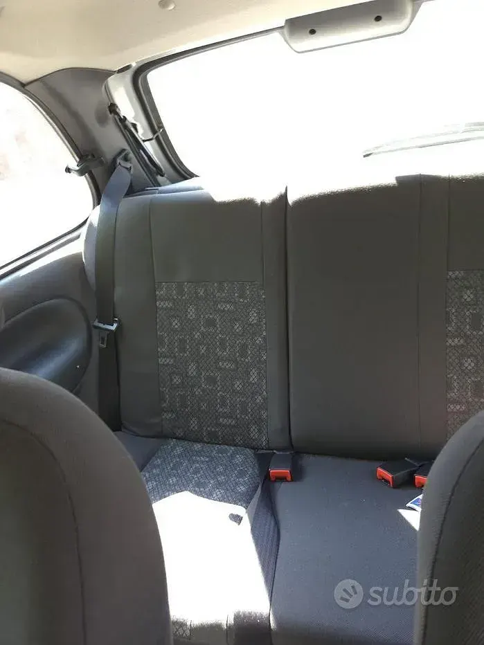 Usata Ford Fiesta Ghia 75 CV (55 kW) 2001 Grigio Utilitaria