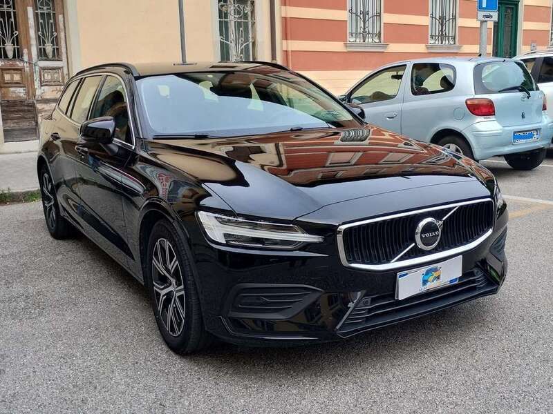 Nero Usata 2023 Volvo V60 Core Station wagon | 24.950 € (Super prezzo) - Immagine 1/4