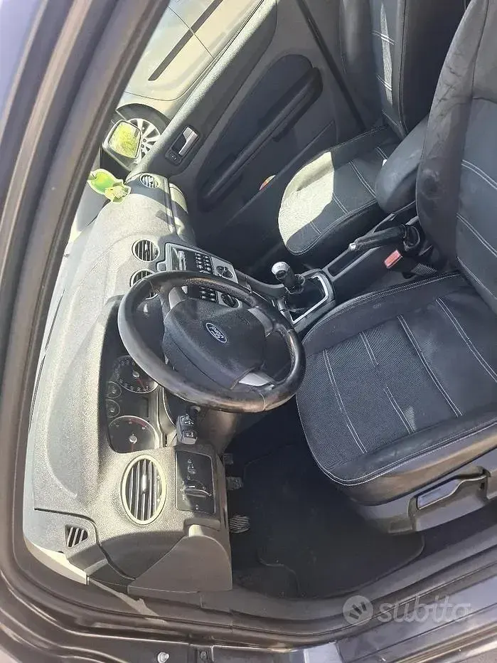 Usado Ford Focus 90 HP (66 kW) 2006 Cinzento Sedan