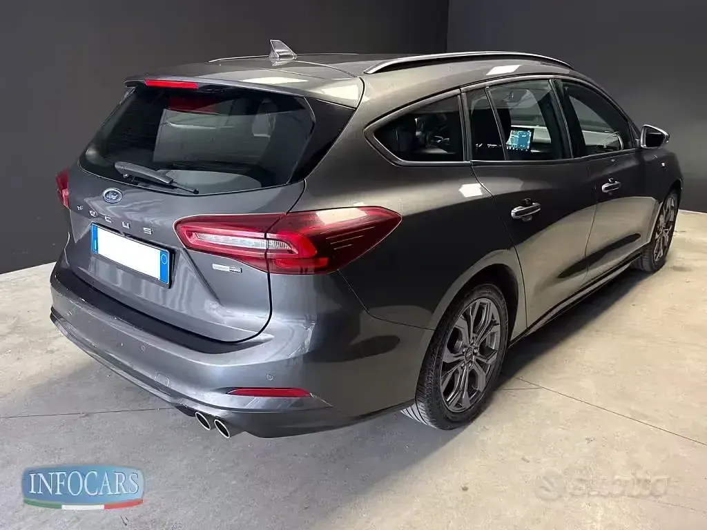 Usata Ford Focus ST-Line 155 CV (114 kW) 2023 Grigio metallizzato Station wagon