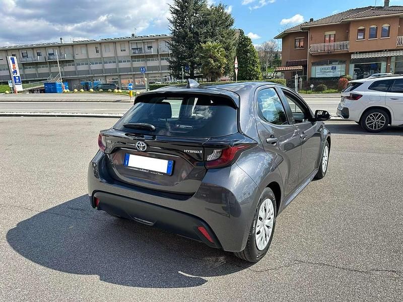 Usata Toyota Yaris Hybrid Business Edition 116 CV (85 kW) 2020 Grigio Berlina