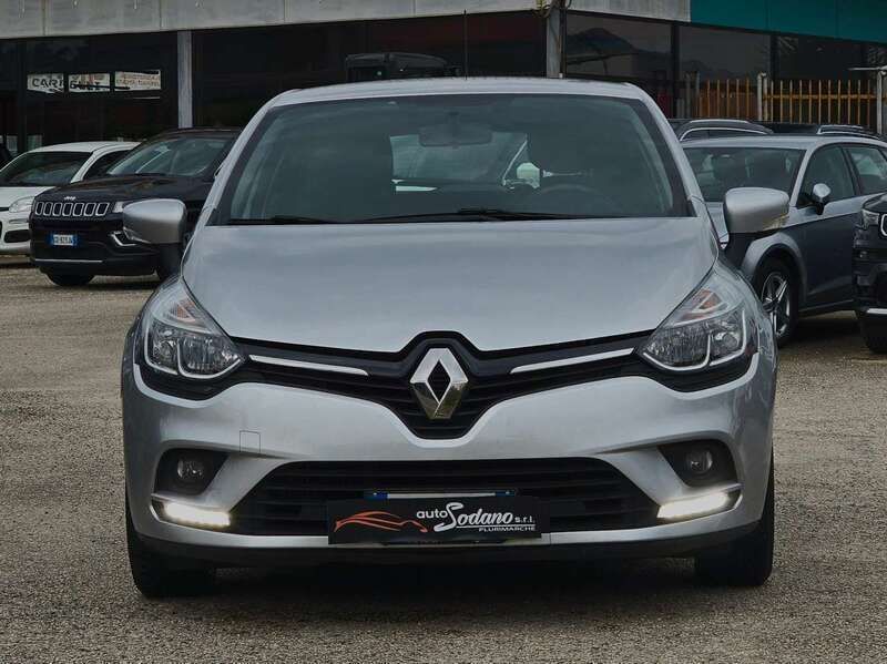 Grigio chiaro met. Usata 2019 Renault Clio IV Zen Tre volumi | 10.990 € (Buon prezzo) - Immagine 1/4