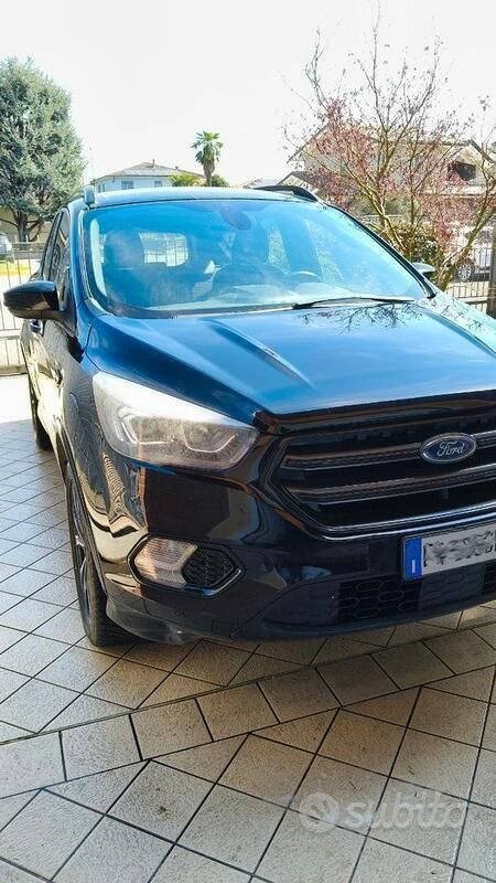 Usata Ford Kuga 150 CV (110 kW) 2019 Nero SUV