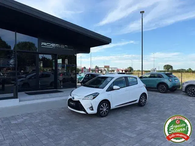 Usata Toyota Yaris Hybrid 73 CV (53 kW) 2020 Bianco Berlina