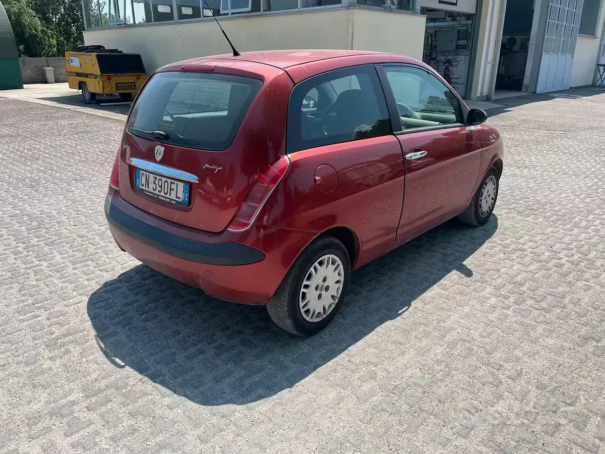 Usata Lancia Ypsilon 69 CV (50 kW) 2004 Rosso Utilitaria