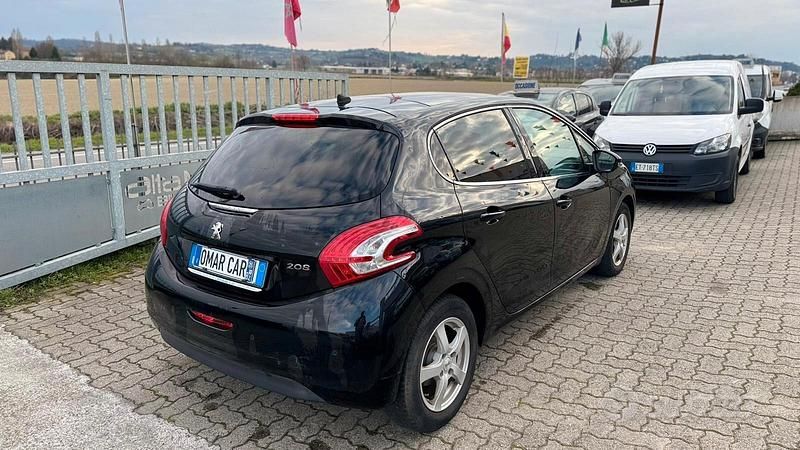 Usata Peugeot 208 95 CV (69 kW) 2015 Nero Utilitaria