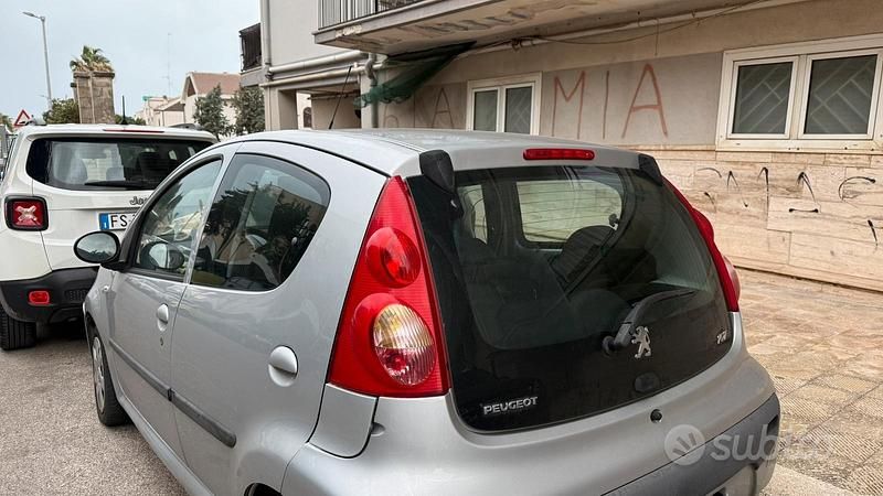 Usata Peugeot 107 68 CV (50 kW) 2009 Grigio Utilitaria