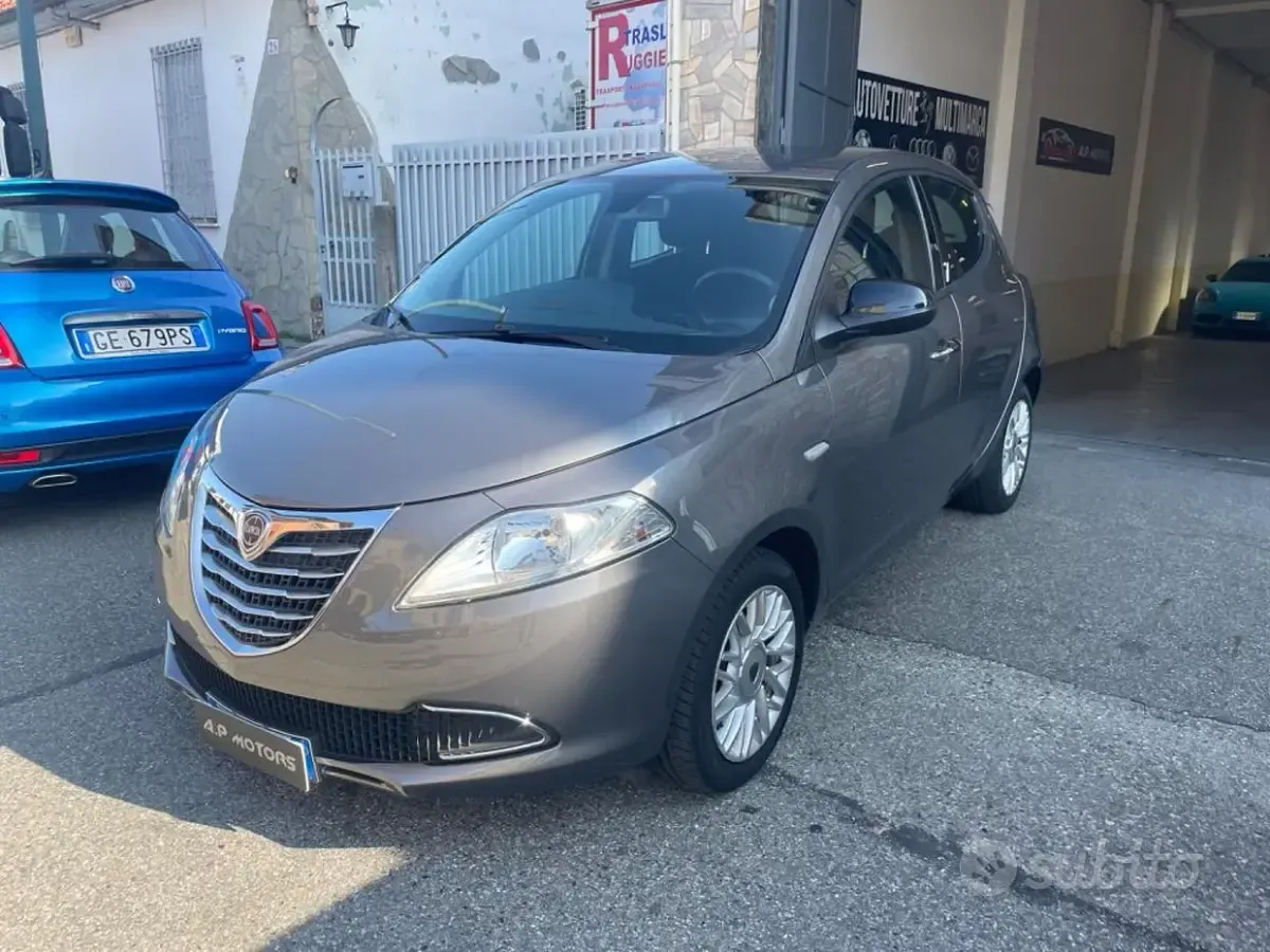 Usata Lancia Ypsilon Gold 69 CV (50 kW) 2015 Grigio Utilitaria