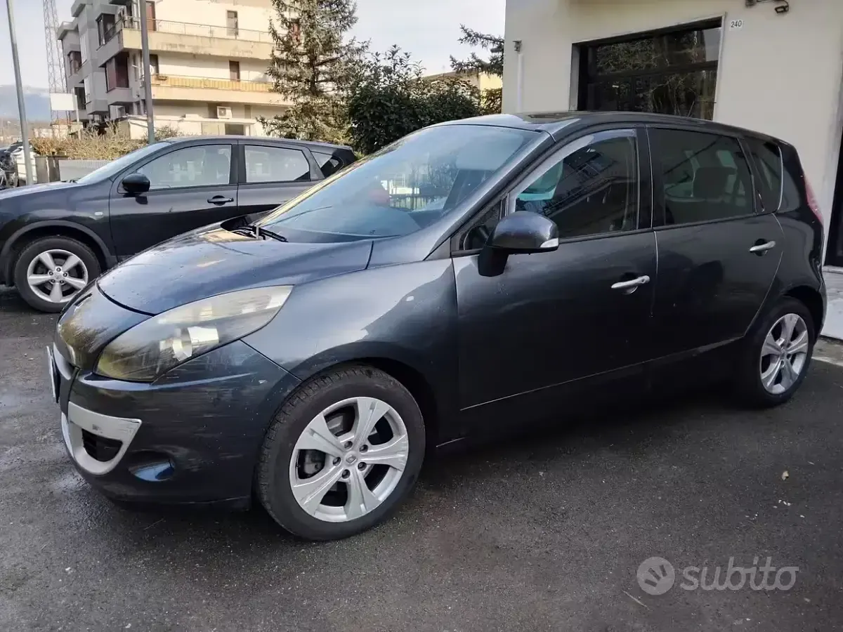 Usata Renault Scénic III Luxe 110 CV (80 kW) 2010 Nero Monovolume