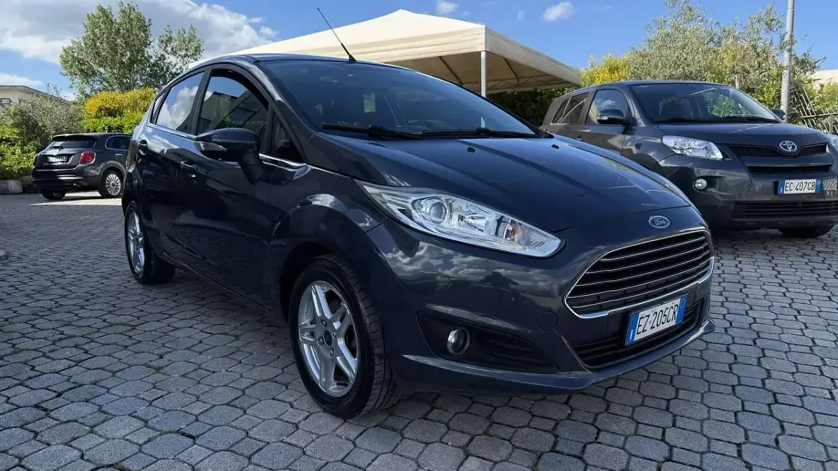 Usata Ford Fiesta Titanium 60 CV (44 kW) 2015 Grigio Utilitaria