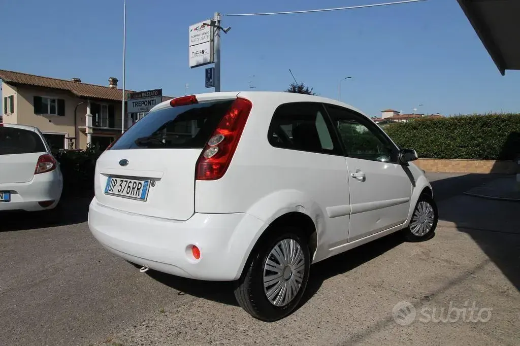 Usata Ford Fiesta 68 CV (50 kW) 2008 Bianco Utilitaria