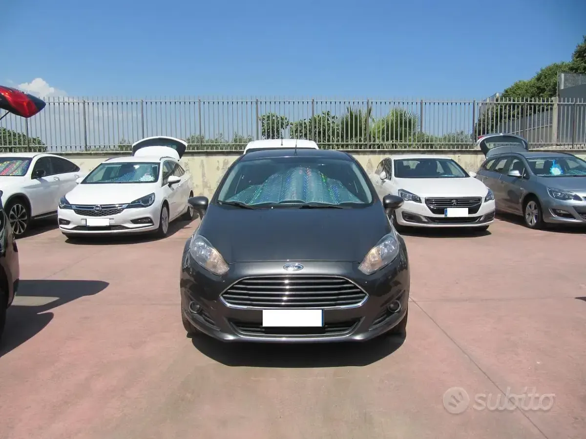 Usata Ford Fiesta 75 CV (55 kW) 2016 Grigio Utilitaria