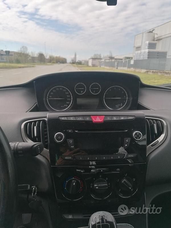 Usata Lancia Ypsilon 69 CV (50 kW) 2013 Marrone Utilitaria