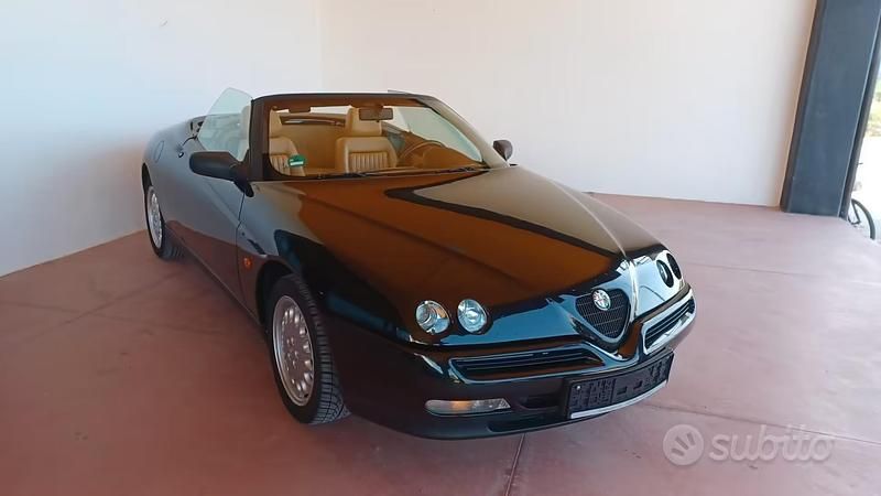 Usata Alfa Romeo Spider 192 CV (141 kW) 1996 Nero Cabrio