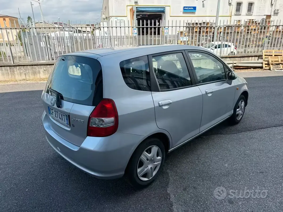 Usata Honda Jazz 78 CV (57 kW) 2003 Grigio Utilitaria