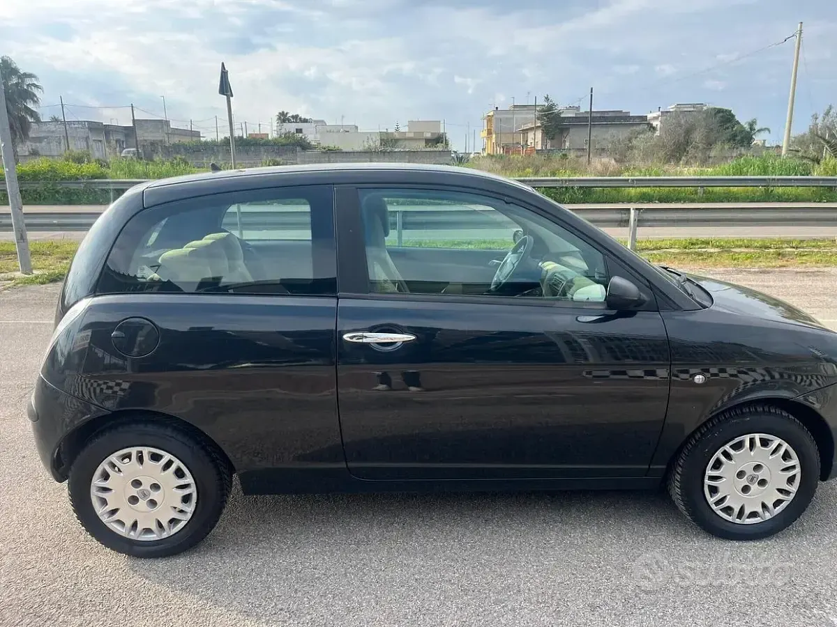 Usata Lancia Ypsilon 69 CV (50 kW) 2004 Nero Utilitaria
