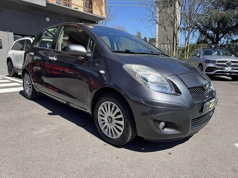 Usata Toyota Yaris Sol 69 CV (50 kW) 2011 Grigio Utilitaria